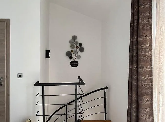 Sara S Pogledom Na * Laurana